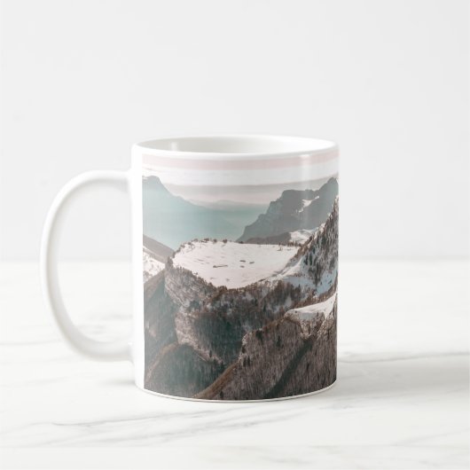 VOD-AUGEN-ANSICHT DES SCHNEES ÜBERDECKTER BERG UNT KAFFEETASSE (Links)