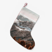 VOD-AUGEN-ANSICHT DES SCHNEES ÜBERDECKTER BERG UNT KLEINER WEIHNACHTSSTRUMPF (Vorderansicht (hängend))