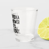 Vodka ist das Betrunkene Zitat der Antwort Schnapsglas (Rechts)