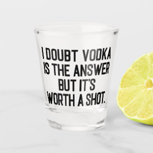 Vodka ist das Betrunkene Zitat der Antwort Schnapsglas