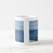 Vogel an der blaues Wasser-Brücke Kaffeetasse (Mittel)