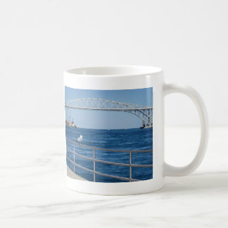 Vogel an der blaues Wasser-Brücke Kaffeetasse