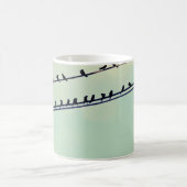Vögel an Drähten, Vintager blauer Himmel. Kaffeetasse (Mittel)