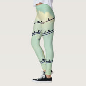 Vögel an Drähten, Vintager blauer Himmel. Leggings (Links)