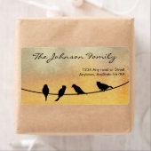 Vögel auf dem Etikett der Drahtanschrift (Insitu)