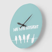 Vögel auf Draht - wagen, anders zu sein (schwarz) Große Wanduhr (Winkel)