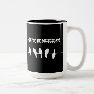 Vögel auf Draht - wagen, anders zu sein (schwarz) Zweifarbige Tasse