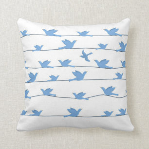 Vögel auf einem Draht, Silhouette im Blau Kissen