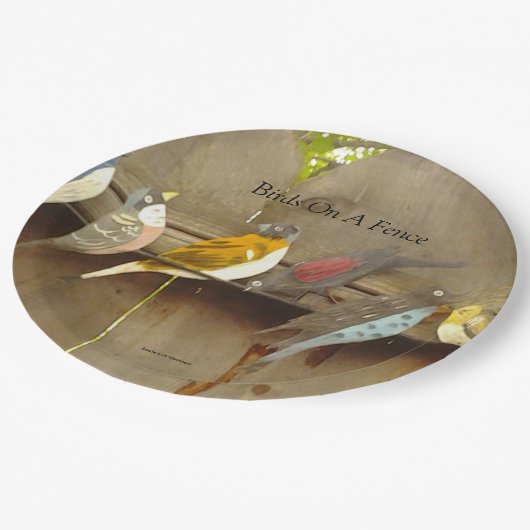 Vögel auf einem Zaun Pappteller (Schrägansicht)