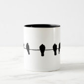 Vögel auf einer Schnur Zweifarbige Tasse (Mittel)
