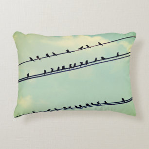 Vögel auf Leitungen, vintage blauer Himmel. Dekokissen