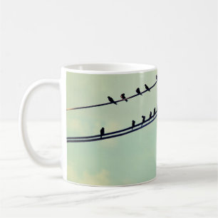 Vögel auf Leitungen, vintage blauer Himmel. Kaffeetasse