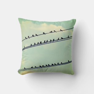 Vögel auf Leitungen, vintage blauer Himmel. Kissen