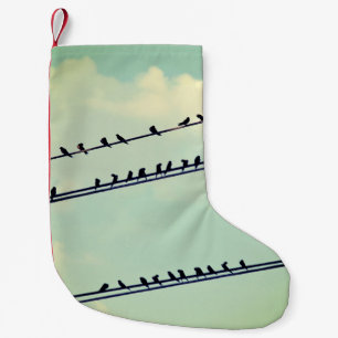 Vögel auf Leitungen, vintage blauer Himmel. Kleiner Weihnachtsstrumpf