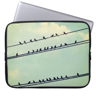 Vögel auf Leitungen, vintage blauer Himmel. Laptopschutzhülle