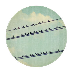 Vögel auf Leitungen, vintage blauer Himmel. Schneidebrett