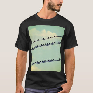 Vögel auf Leitungen, vintage blauer Himmel. T-Shirt