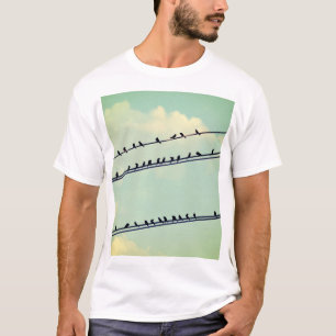 Vögel auf Leitungen, vintage blauer Himmel. T-Shirt