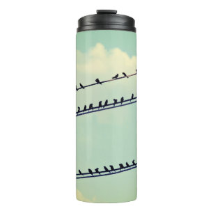 Vögel auf Leitungen, vintage blauer Himmel. Thermosbecher