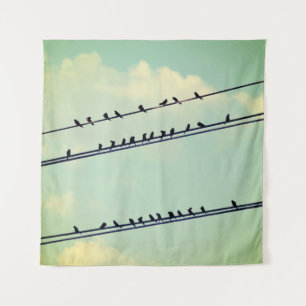 Vögel auf Leitungen, vintage blauer Himmel. Wandteppich