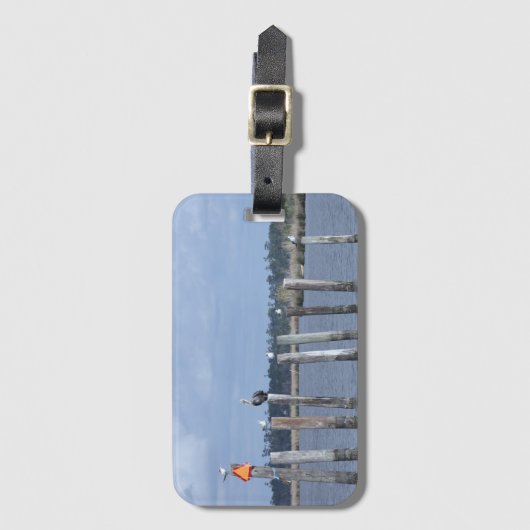 Vögel auf Posts im See Gepäckanhänger (Vorderseite Vertikal)