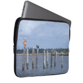 Vögel auf Posts im See Laptopschutzhülle (Vorne Rechts)