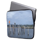 Vögel auf Posts im See Laptopschutzhülle (Vorderseite Links)