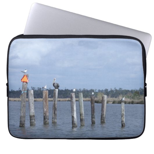 Vögel auf Posts im See Laptopschutzhülle (Vorderseite)