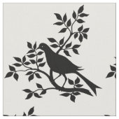 Vogel, der auf Baum-Niederlassungs-Silhouette Stoff (Nahaufnahme)