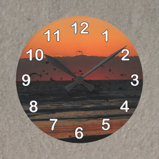 Vögel, die über das Foto des Sonnenaufgangs im Oze Runde Wanduhr