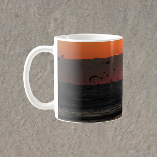 Vögel, die über Meeresfotos fliegen Kaffeetasse