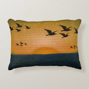 Vögel, die über Sonnenuntergang fliegen Dekokissen
