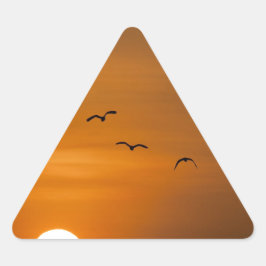 Vögel fliegen bei Sonnenuntergang Dreieckiger Aufkleber