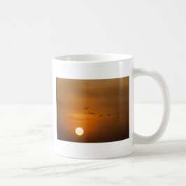 Vögel fliegen bei Sonnenuntergang Kaffeetasse