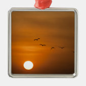 Vögel fliegen bei Sonnenuntergang Ornament Aus Metall (Vorne)