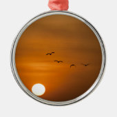 Vögel fliegen bei Sonnenuntergang Ornament Aus Metall (Vorne)