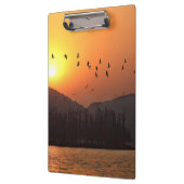 Vögel fliegen in Sunset Sky über dem East Lake Fot Klemmbrett (Links)