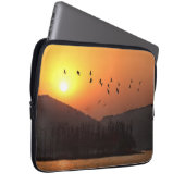 Vögel fliegen in Sunset Sky über dem East Lake Fot Laptopschutzhülle (Vorne Rechts)