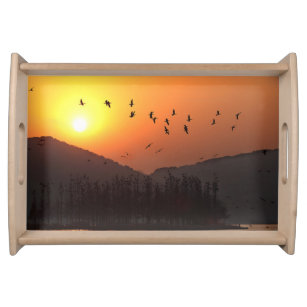 Vögel fliegen in Sunset Sky über dem East Lake Fot Serviertablett