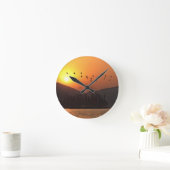 Vögel fliegen in Sunset Sky über den East Lake Runde Wanduhr (Zuhause)