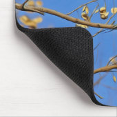 Vogel im Baum und Foto von blauem Himmel Mousepad (Ecke)