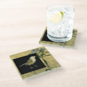 Vogel im schwarzen und Vintagen Hintergrund Glasuntersetzer (Schrägansicht)