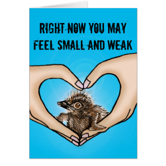 Vogel in den Händen, die Karte trösten