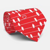 Vögel in einem Draht mit einer romantischen Drehun Krawatte (Gerollt)