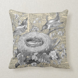 Vögel in einem Nestwörterbuch, inspiriert Kissen