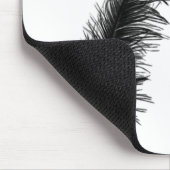 Vögel in einer Feder auf Weiß Mousepad (Ecke)