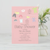 Vögel & Kleidung auf einem Draht Baby Shower Einla Einladung (Stehend Vorderseite)
