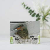 Vögel nest mit Zitat über Zuhause. Postkarte (Stehend Vorderseite)