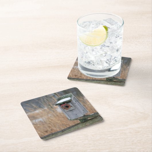 Vogel, Nestbox mit Urlaubskranz im Winter Rechteckiger Pappuntersetzer (Vor Ort)