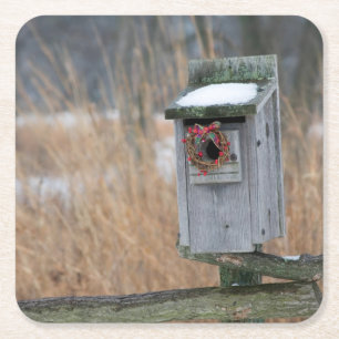 Vogel, Nistkasten mit Weihnachtsgirlande im Winter Rechteckiger Pappuntersetzer